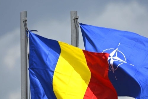 Drapelele României și Alianței Nord Atlantice