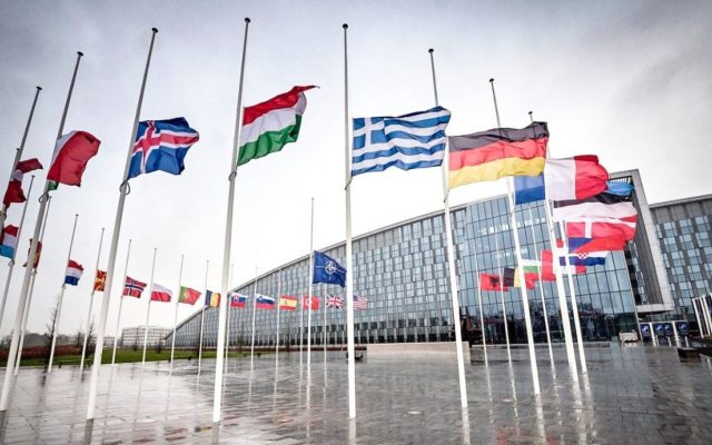 Steaguri arborate la sediul NATO